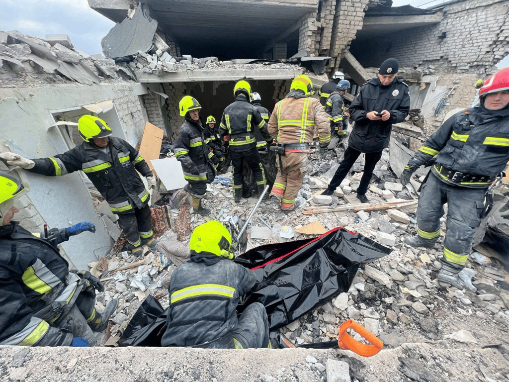 В поврежденной "шахедами" многоэтажке Днепра обнаружили тело погибшего - фото 1