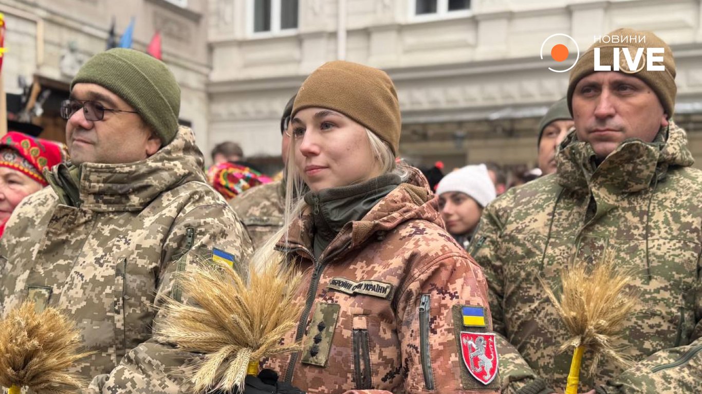 Великан из соломы — Львов установил главный символ Рождества - фото 5