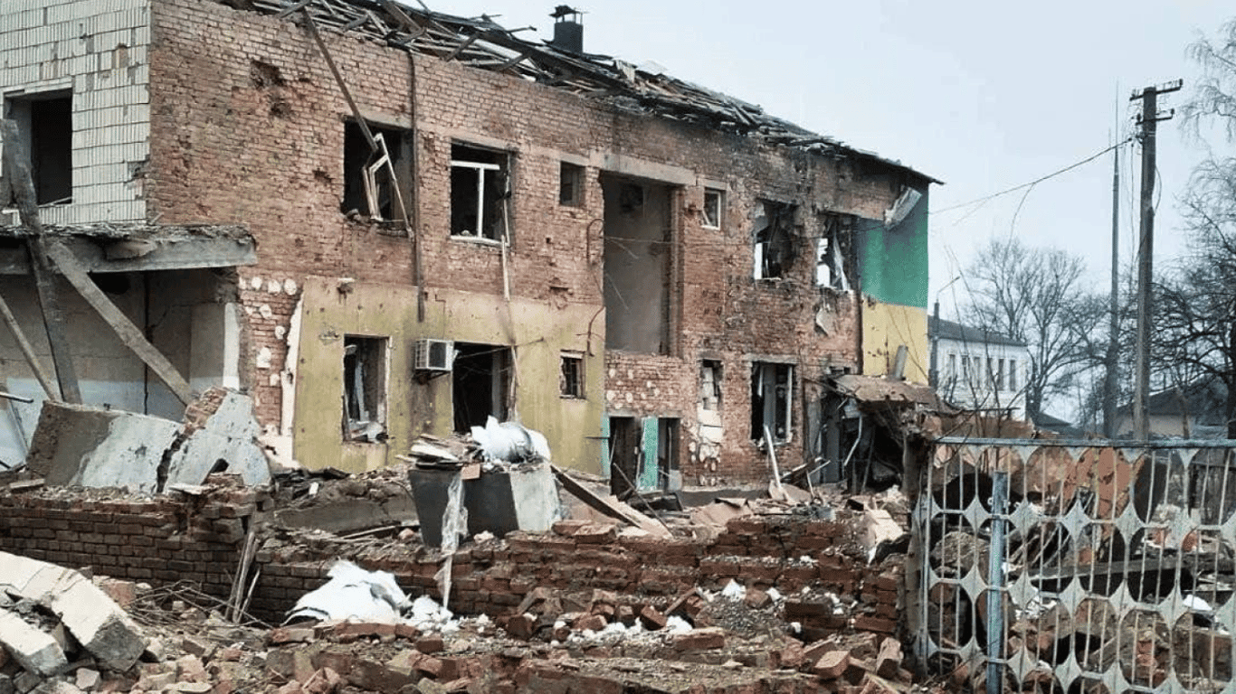 Оккупанты разбомбили центр села Большая Писаревка Сумской области — детали