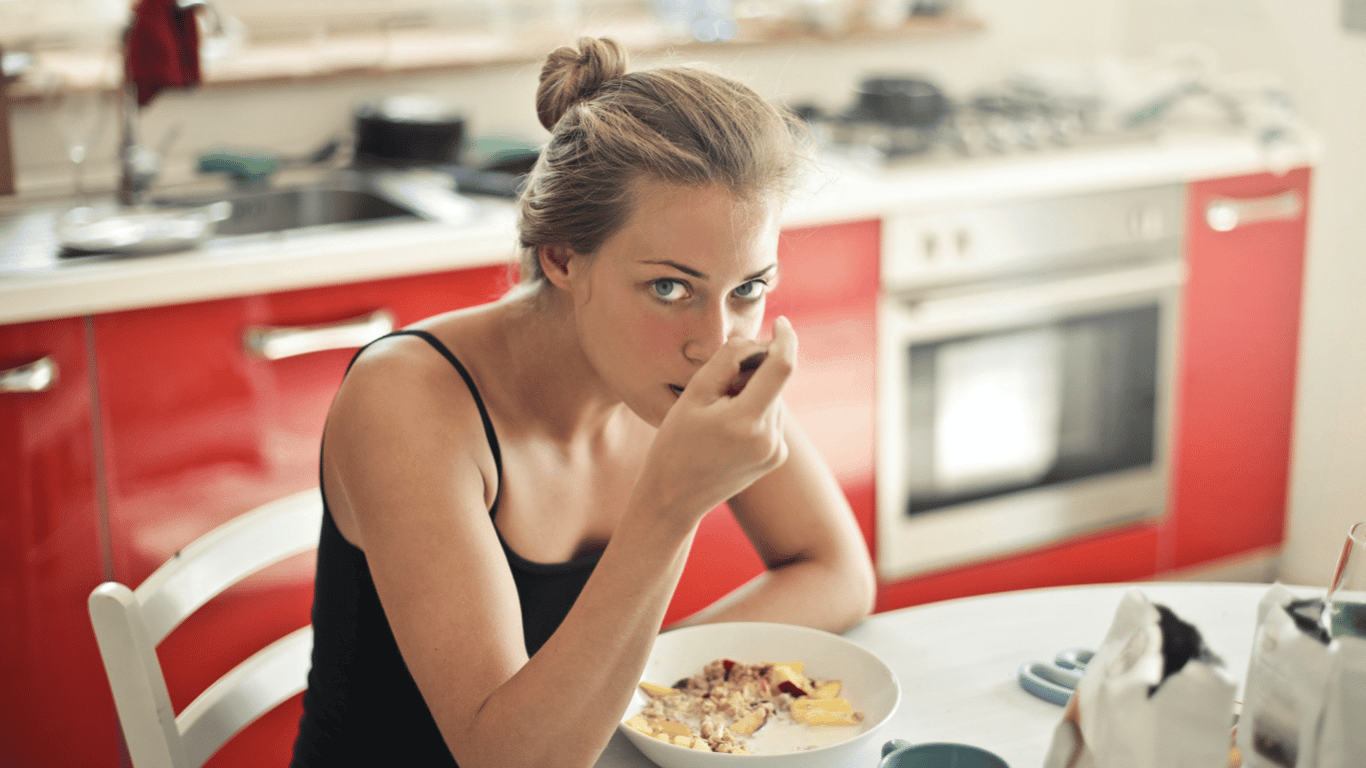 Какие пищевые привычки на завтрак нужны женщинам – советы от диетологов