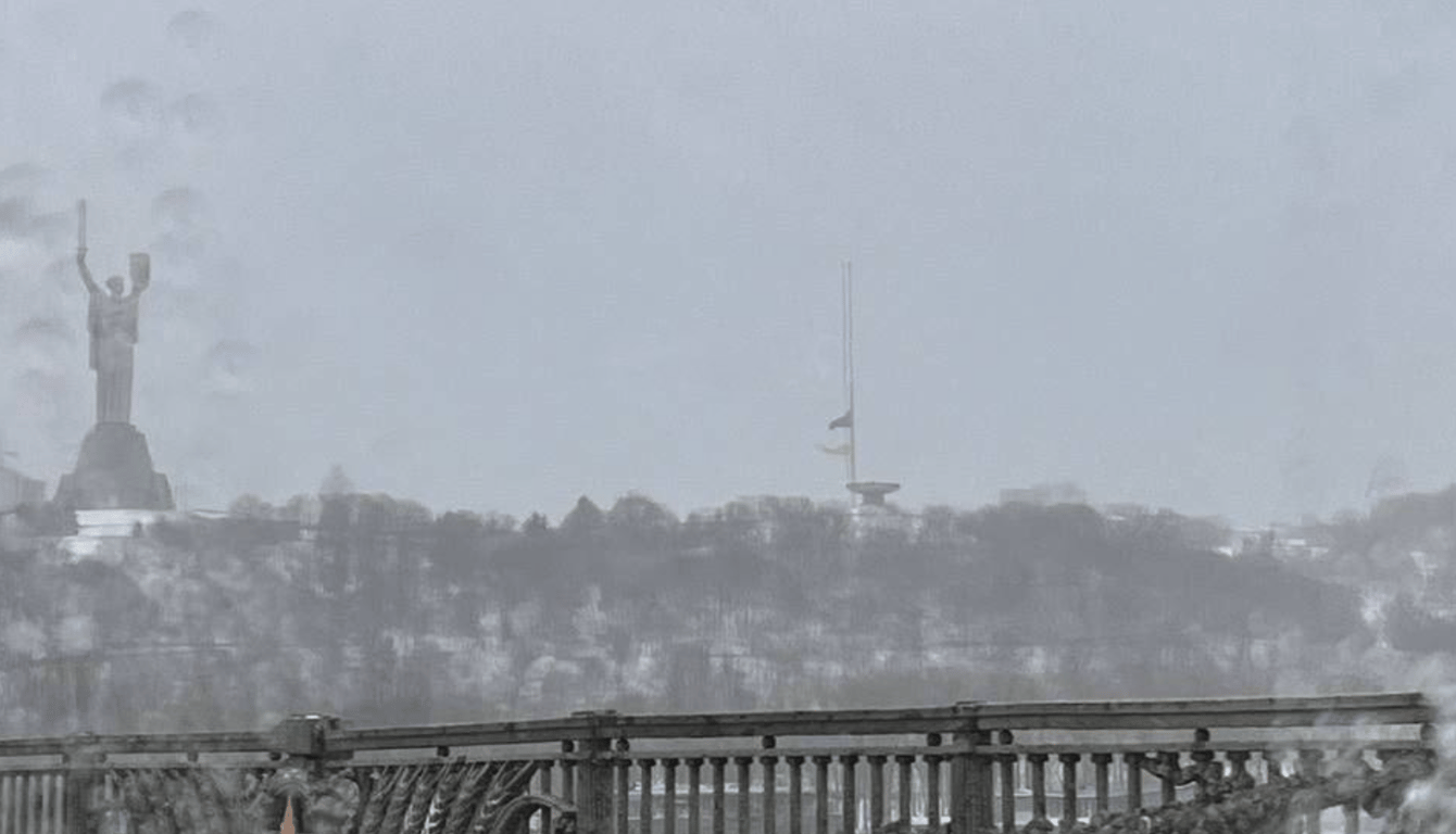 Пошкоджений прапор у Києві