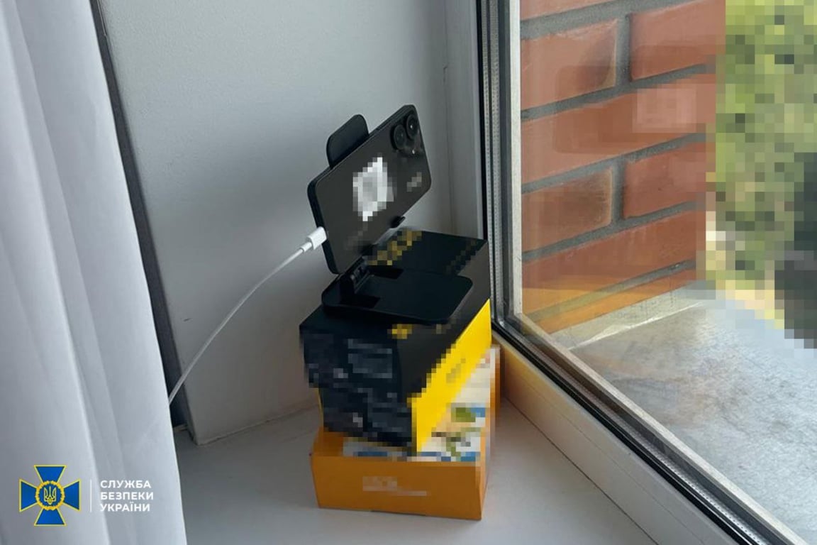 телефон на підвіконні