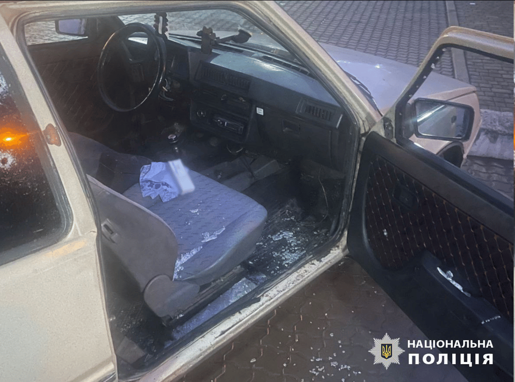 Автомобіль, який обстріляв хуліган