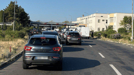 Виїзд до Молдови — авто стоять у черзі ще з траси Одеса-Рені - 285x160