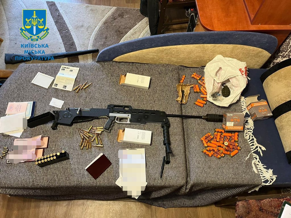 У підозрюваного у вбивстві чоловіка на АЗС у Києві провели обшук та знайшли склад зброї - фото 2