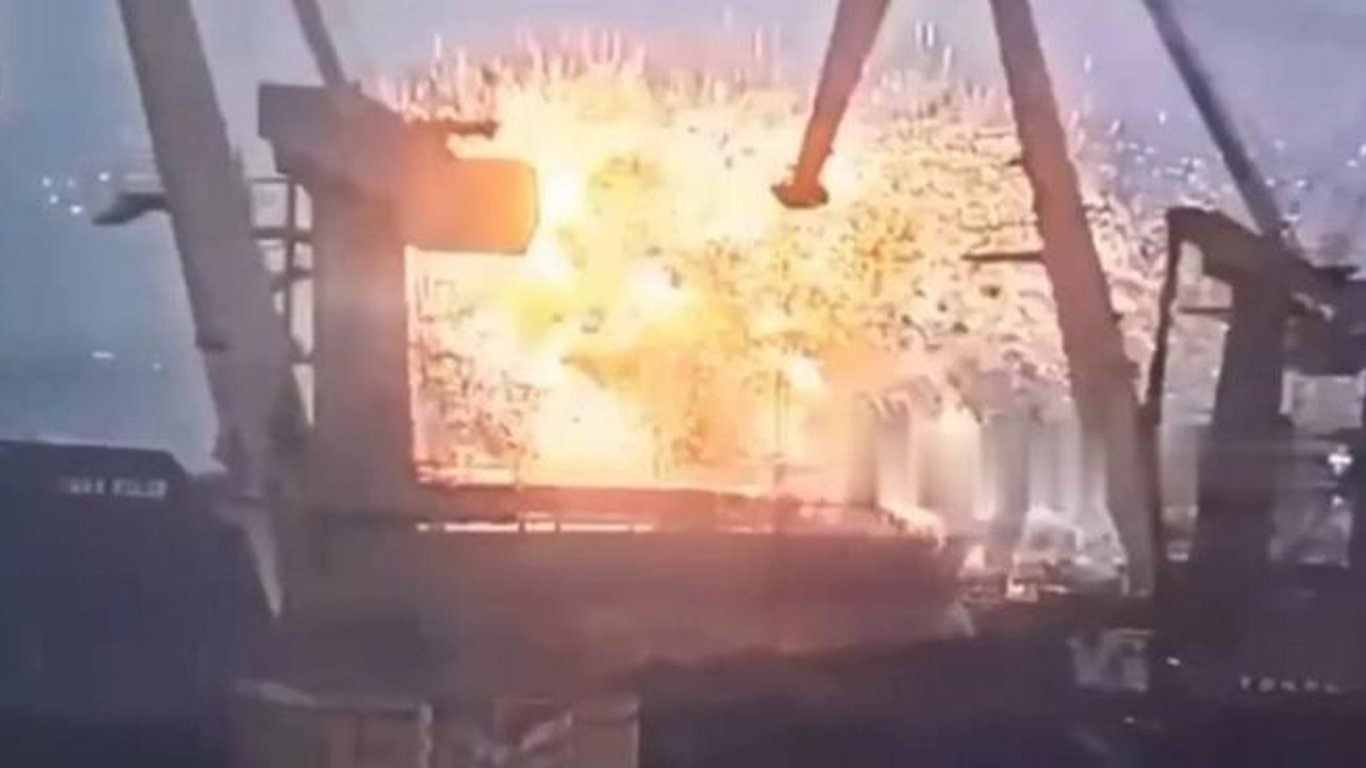 Видео последствий ракетного удара РФ по судну в Одесской области