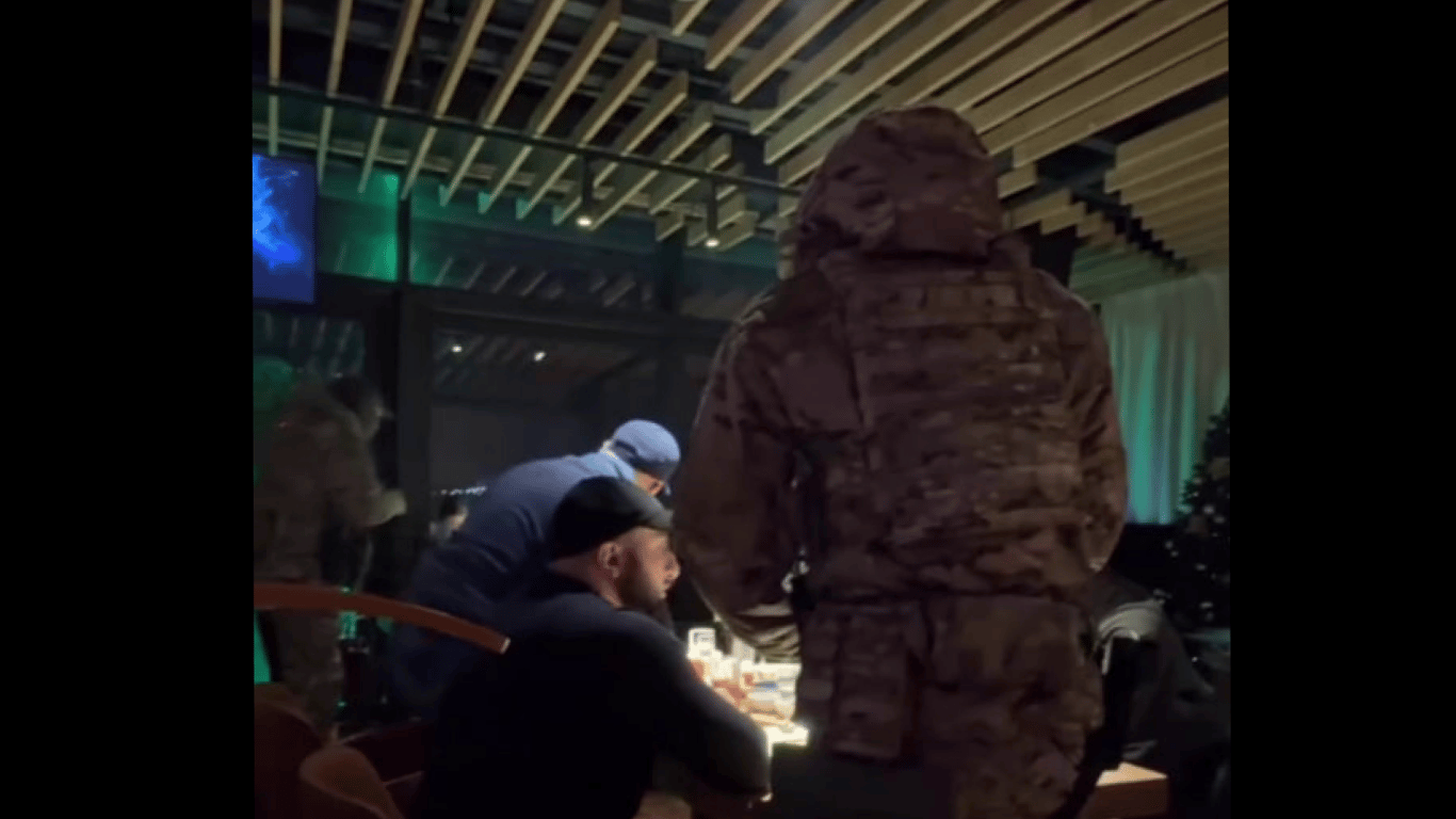В элитный ресторан Киева пришли представители ТЦК, — соцсети