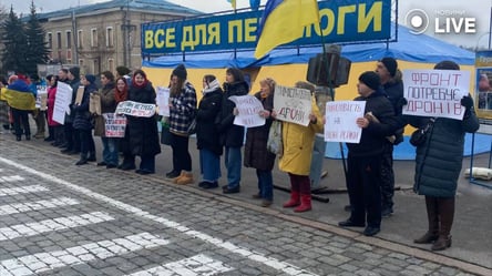Десятки активистов в Харькове требуют от властей больше средств для ВСУ - 285x160