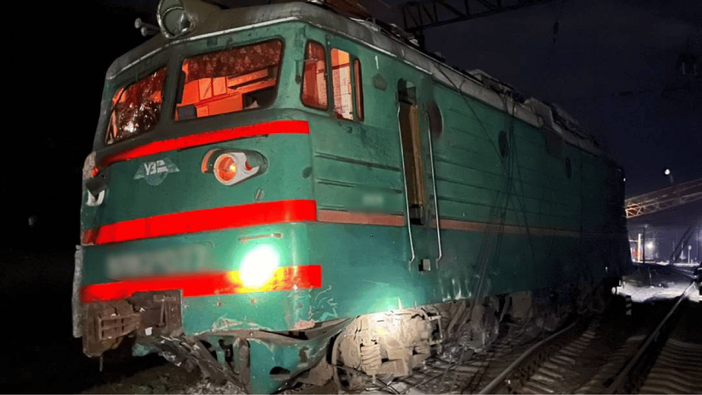 На Харьковщине грузовик столкнулся с поездом: УЗ изменила маршруты