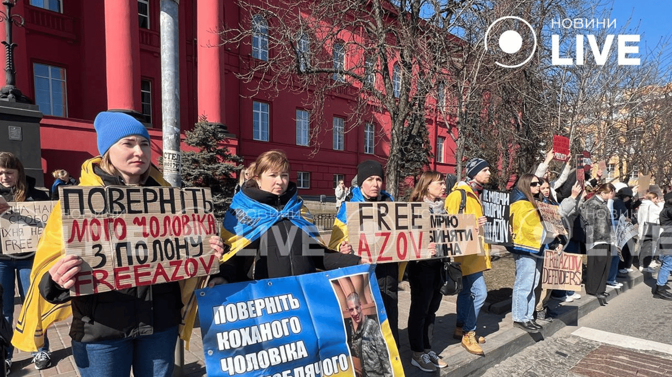 В Киеве небезразличные граждане вышли на акцию поддержки пленных "азовцев"