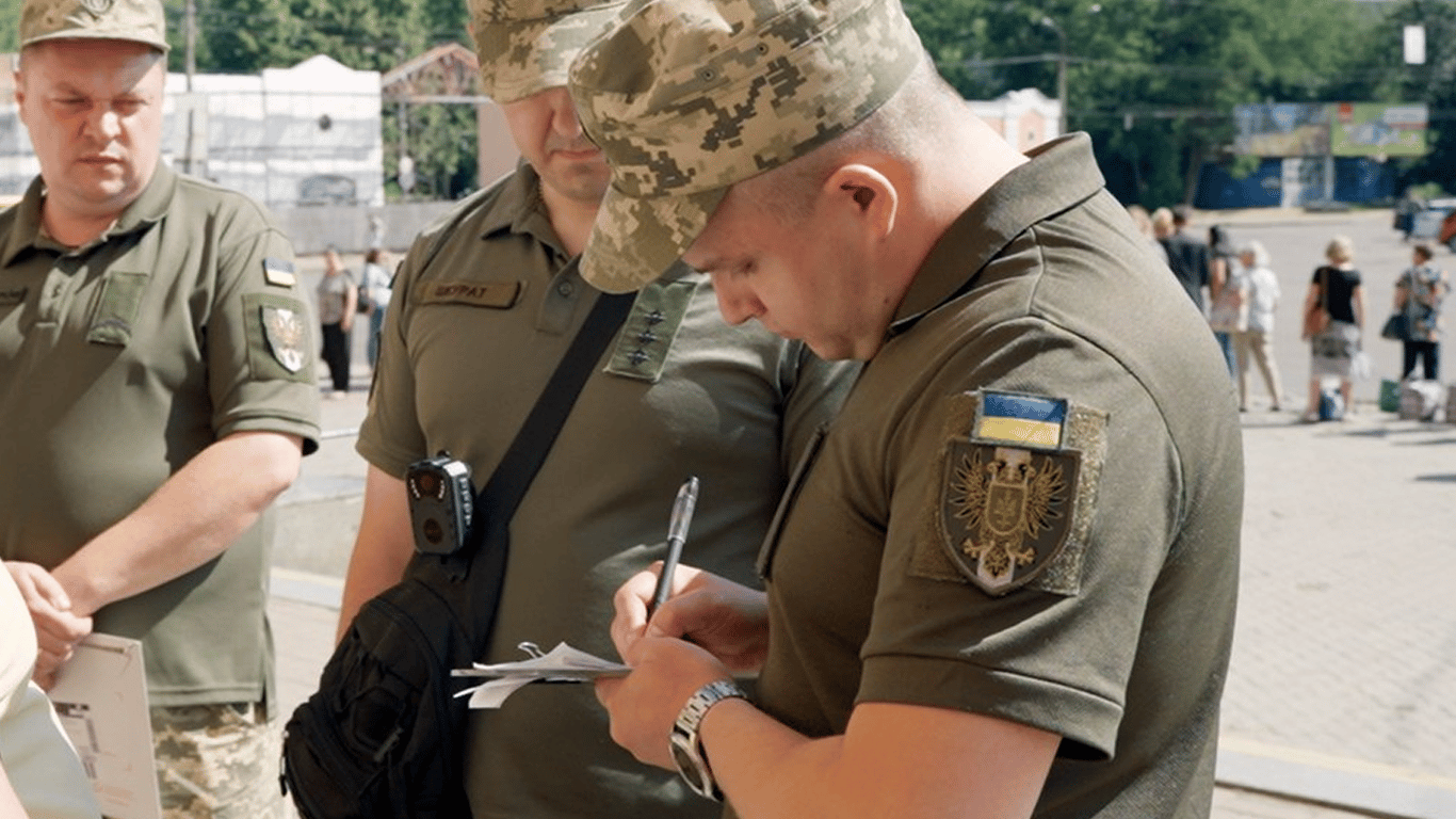 Чіпляють образливі таблички: дітей працівників ТЦК цькують в школі