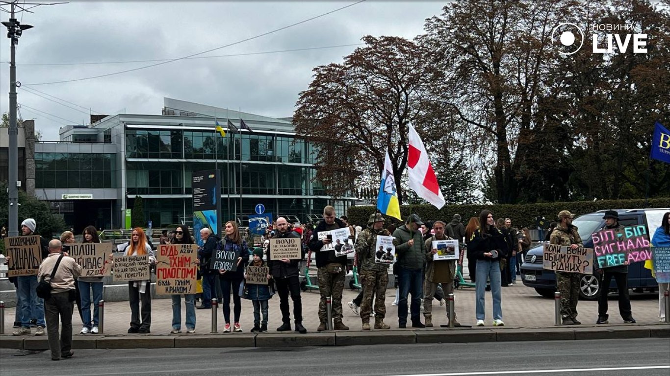 Акція на підтримку військовополонених у Києві 13 жовтня — фото