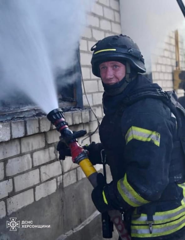 Спасатели тушат пожар. Фото: ГСЧС