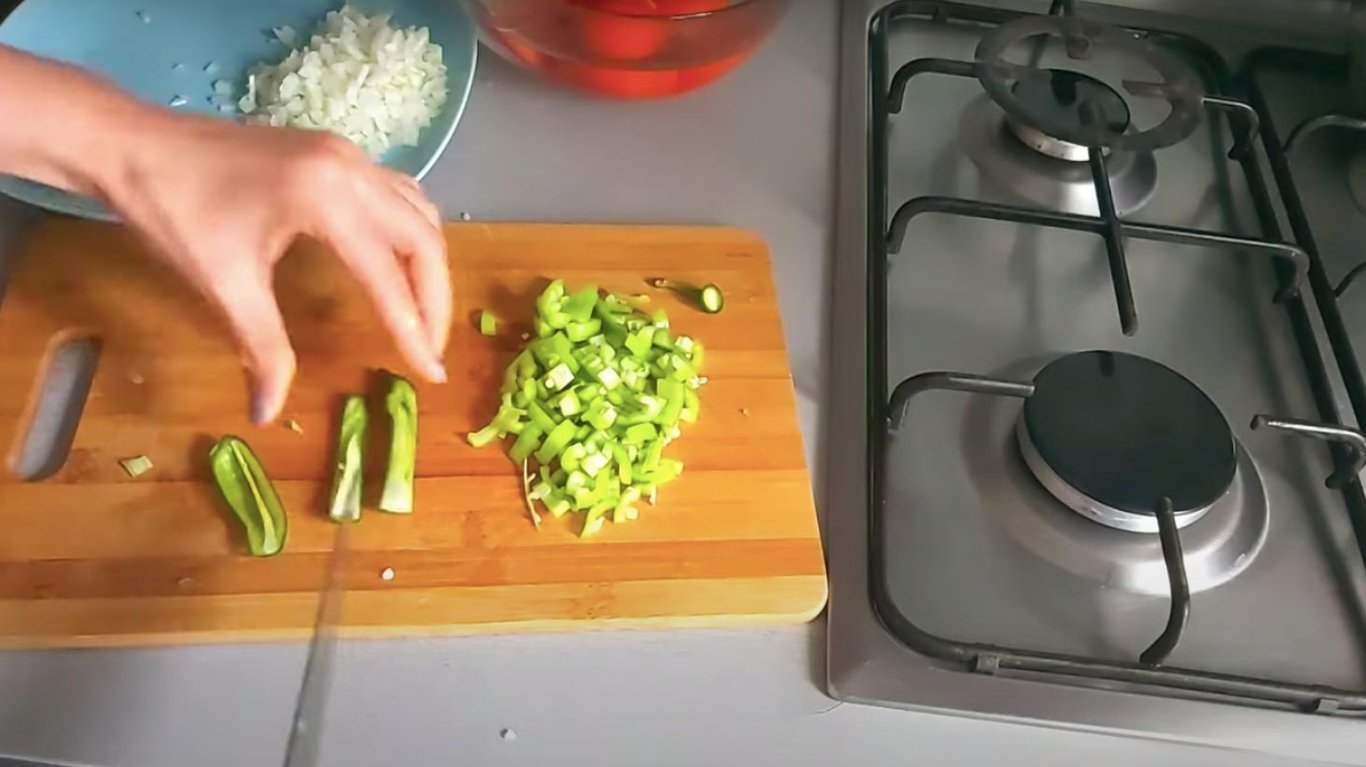 рецепт сніданку з яйцями та помідорами