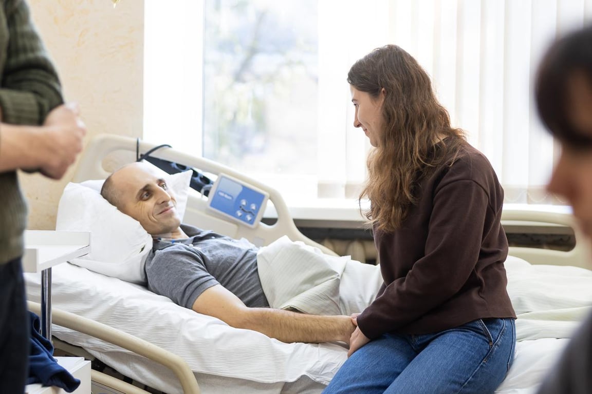 Зеленські у палаті лікарні поранених військових - фото з візиту