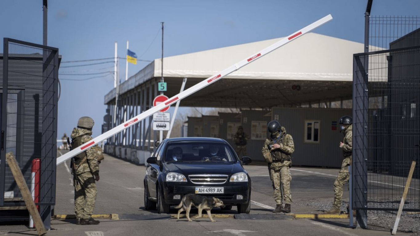 Як виїхати за кордон чоловіку — адвокат пояснив один зі способів