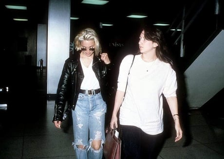 80s cigarette jeans : https://www.vogue.com/article/cigarette-pants-jeans-how-to-style-them?utm_source=facebook&utm_medium=social&utm_campaign=dhfacebook&utm_content=app.dashsocial.com%2Fvoguemagazine%2Flibrary%2Fmedia%2F521755713 Slimmer bottom silhouettes have crept Structured denim with just a touch of stretch/5 Reformation 80s Ultra High Cigarette