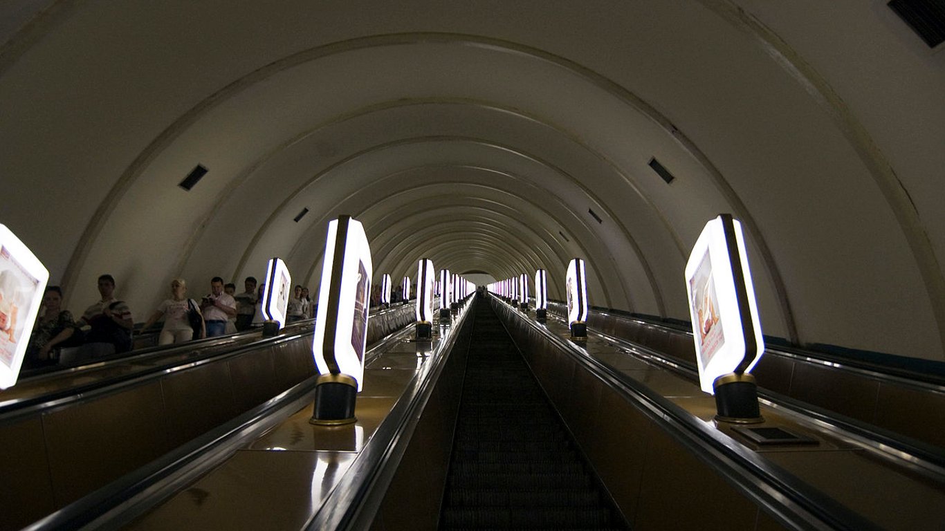 В Киеве мужчину оштрафовали на 119 грн за то, что погладил женщину в метро