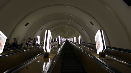 Киевлянин заплатил штраф за то, что погладил женщину в метро: во сколько оценил приставания суд - 285x160