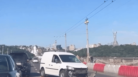 Утро не с кофе: в Киеве произошло ДТП на мосту Патона - 285x160