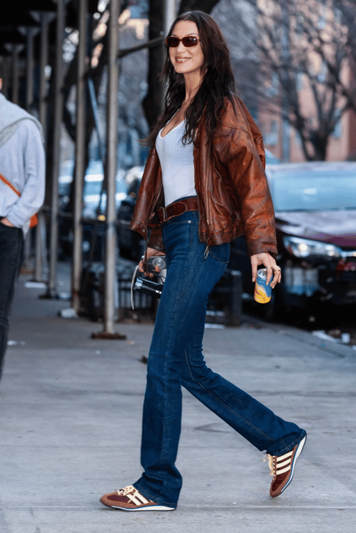 Белла Гадід вже обрала свою трендову модель кросівок на осінь