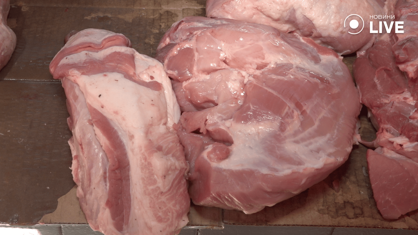 Асортимент свинини на базарі