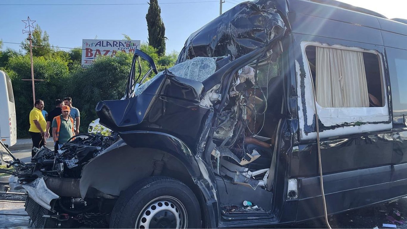 У Туреччині мікроавтобус з туристами влетів у вантажівку: загинула українка