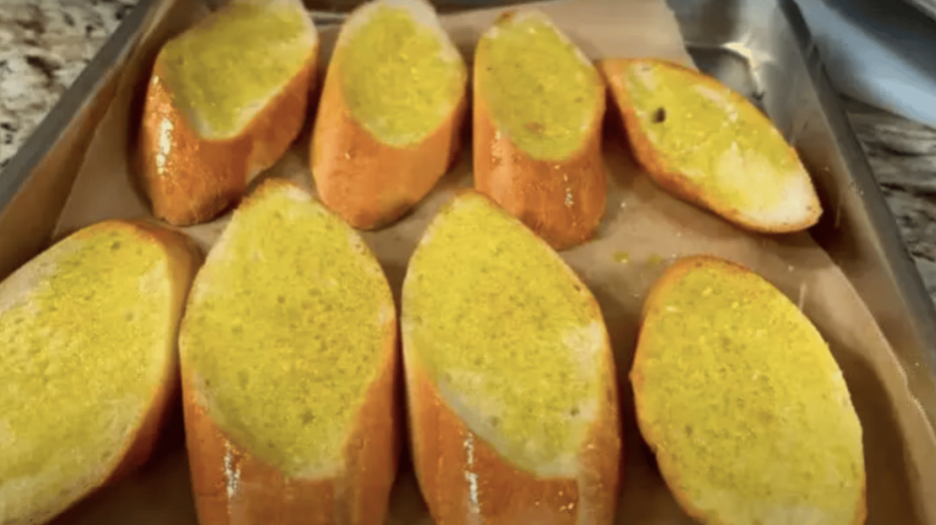 Хрусткий підсмажений багет із яєчною намазкою, селерою та зеленню