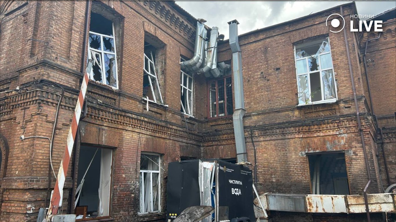 В Запорожье в результате атаки дрона сгорел торговый центр - фото 3