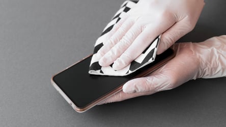 Не раз в неделю — как часто нужно чистить экран смартфона - 290x160