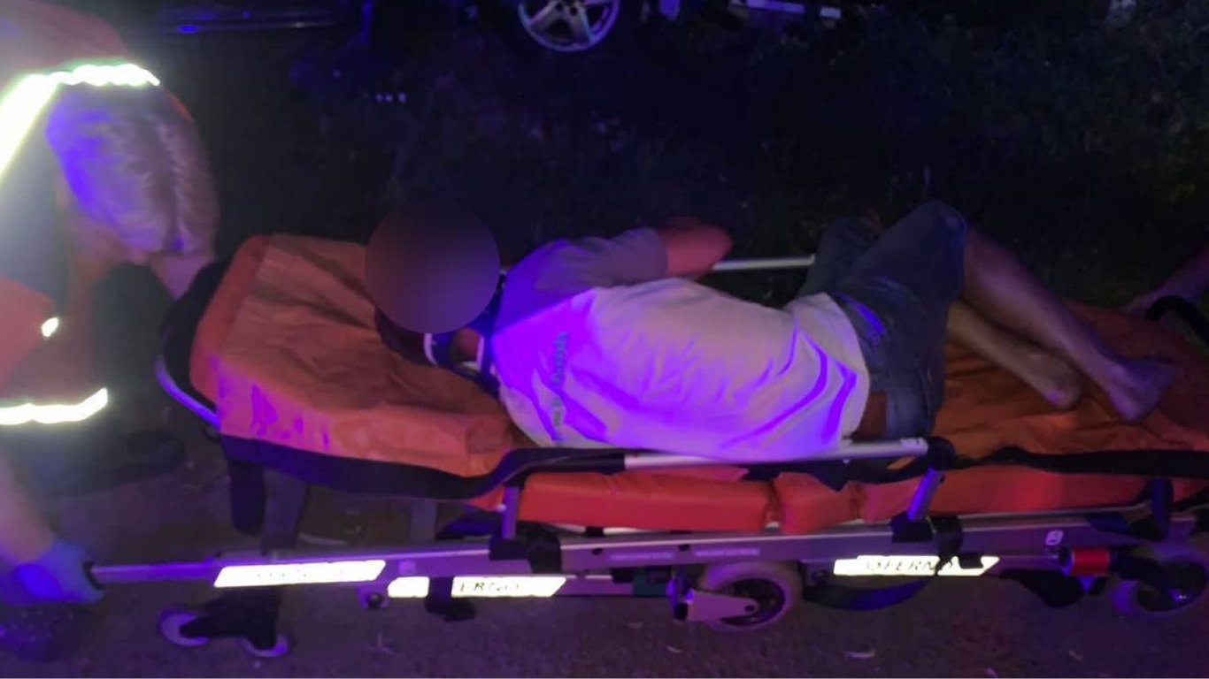 У Київській області п'яний водій з пасажирами в'їхав у дерево: загинула дитина