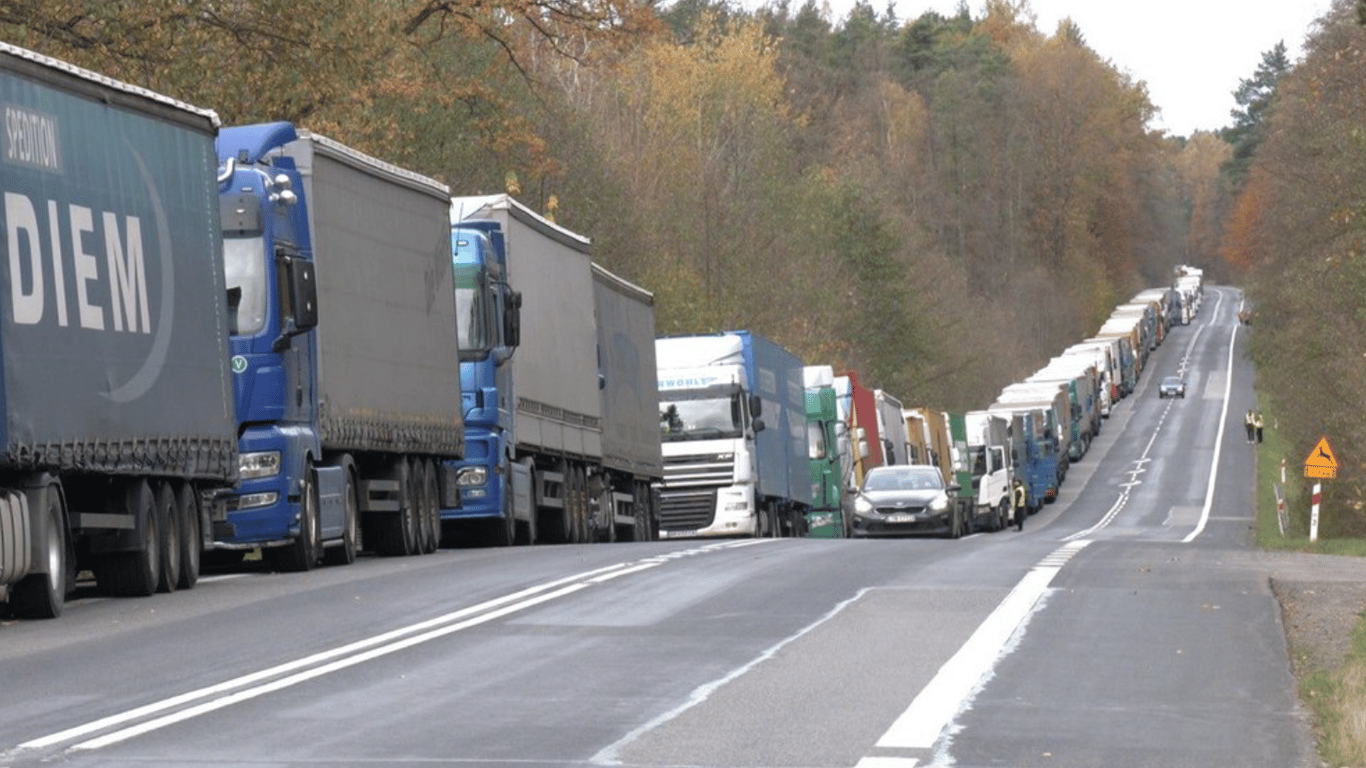 Поляки не пропускають вантажівки на одному з КПП — у ДПСУ розповіли про ситуацію на кордоні