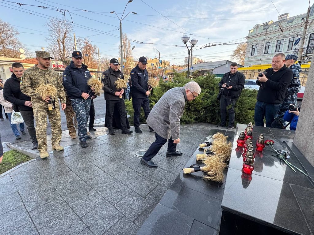 Покладання колосків до пам'ятника