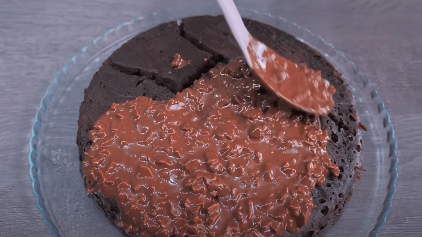 простий торт Снікерс за 7 хвилин, без духовки та без згущеного молока