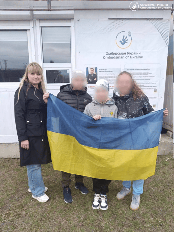 Хлопчик, який повернувся в Україну, з родиною