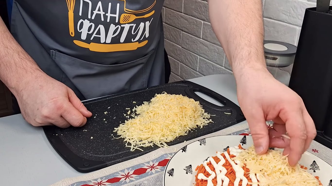 простий святковий салат з куркою, яйцями та сиром