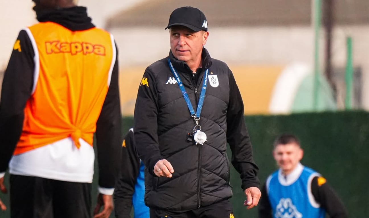 Юрий Вернидуб работает на тренировке бакинского "Нефтчи"