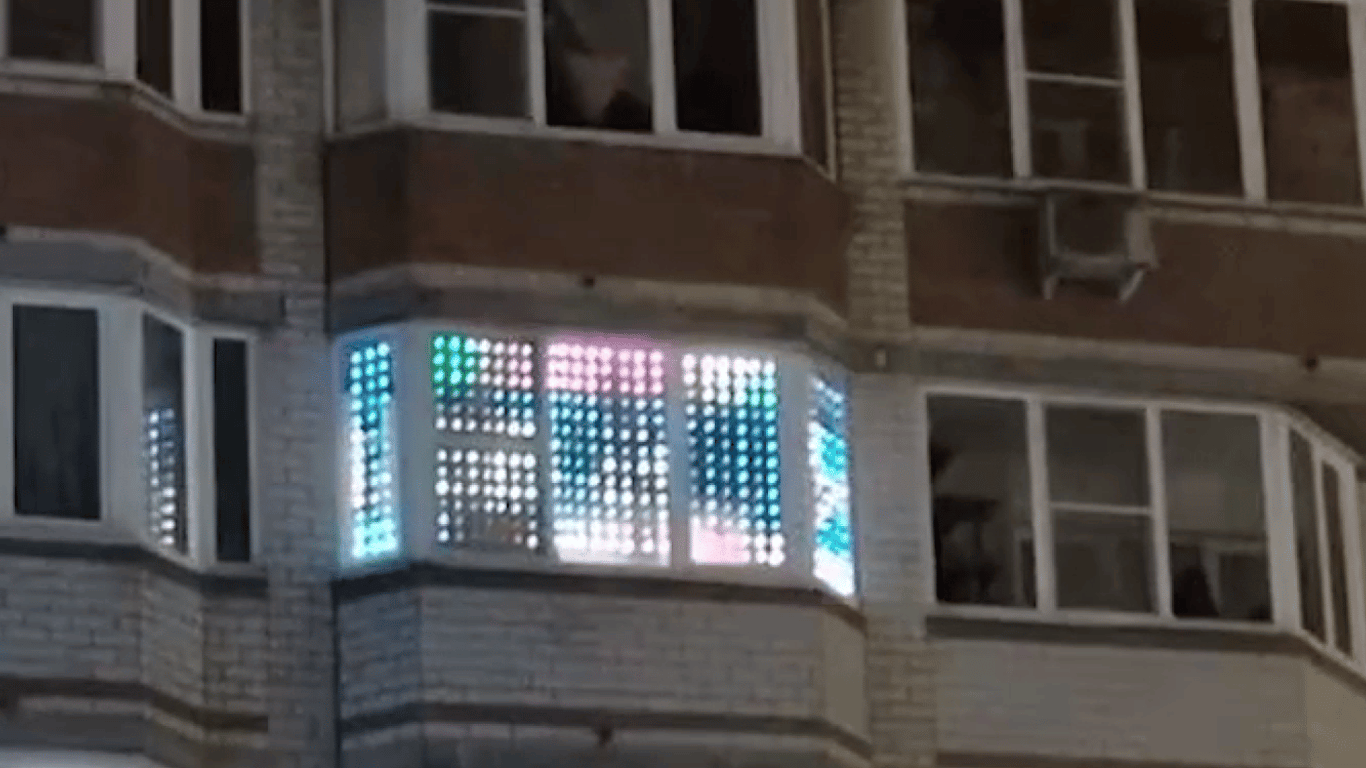 Россиянин запустил на своем балконе видео с текстом "Слава Украине"