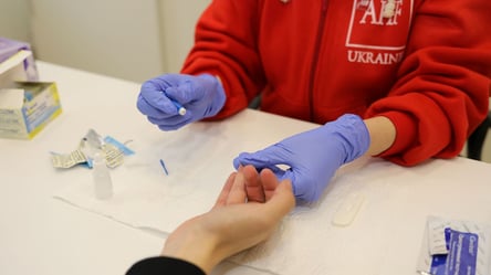 За день сотні одеситів склали тест на ВІЛ та гепатит: скільки підтверджених випадків - 285x160