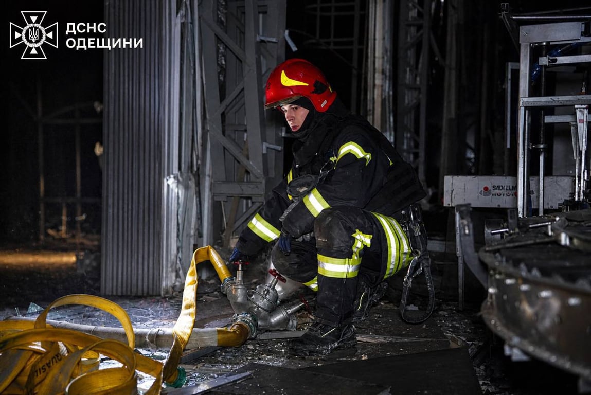 Рятувальник гасить пожежу у порту
