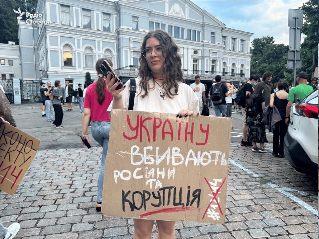 Українці вийшли мітинг проти закону щодо САП і НАБУ - фото - фото 4