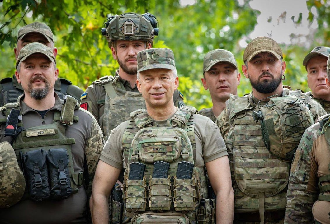 Олександр Сирський з бійцями 