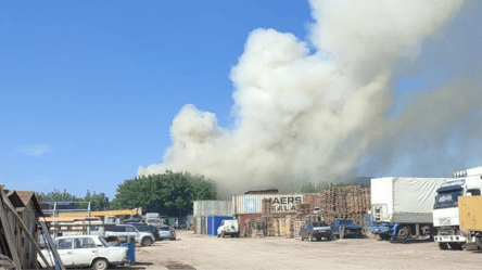 В Самарі спалахнула масштабна пожежа — місцеві скаржаться на удари дронами - 285x160