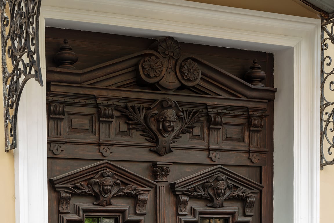 Різбляні двері в центрі Одеси