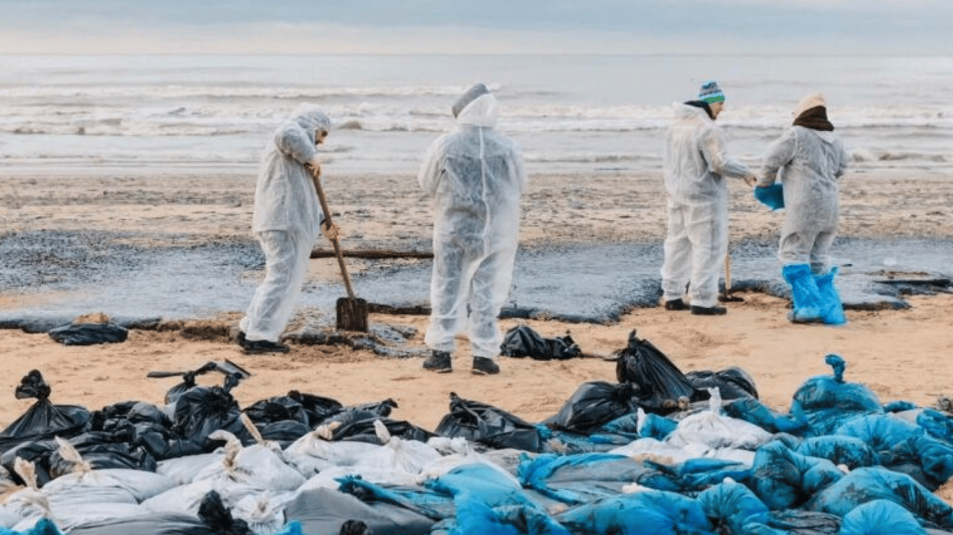 Neighbors help Ukraine in Black Sea ecological disaster - 250x140