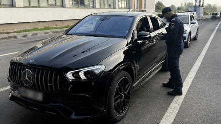 На румунському кордоні розвертають авто з Одеси через техогляд - 290x166