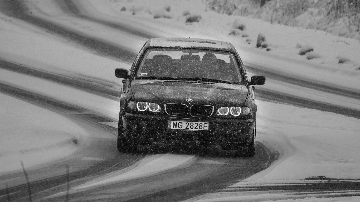 Лайфхаки: як безпечно керувати автомобілем під час хурделиці