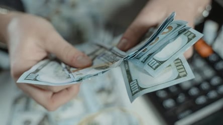 Українці купують валюту в банках, попри високий курс — дані НБУ - 290x160