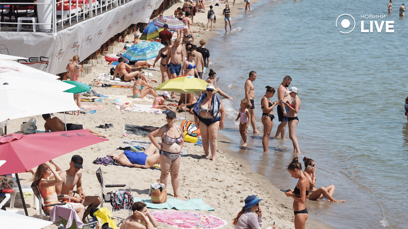 Пляжный сезон 2024: в Одессе открылся пляж с единственным укрытием на Аркадии