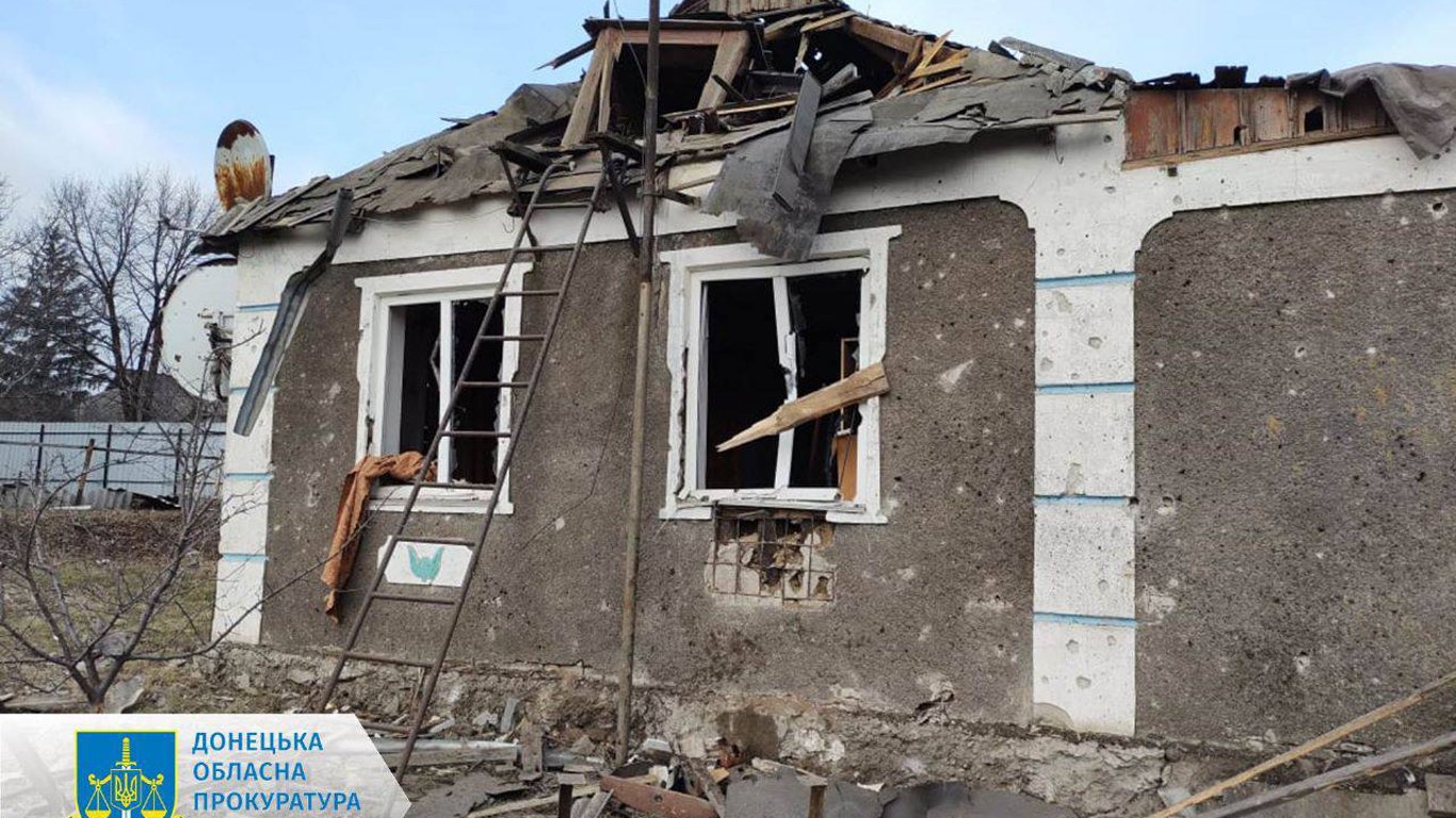 Двоє загиблих і п’ятеро поранених: правоохоронці показали наслідки вчорашніх обстрілів Донеччини